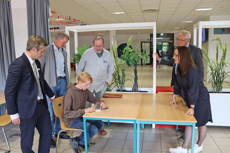 Förderverein Schülerforschung NF verteilt Käfer in Bredstedter Schule