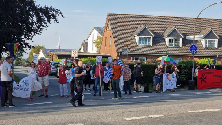 Demo gegen AfD Bürgerdialog in Sönnebüll – Fotos und Video